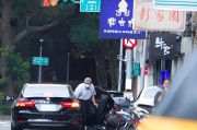 清徐台当局这个单位的公车，给了狗了